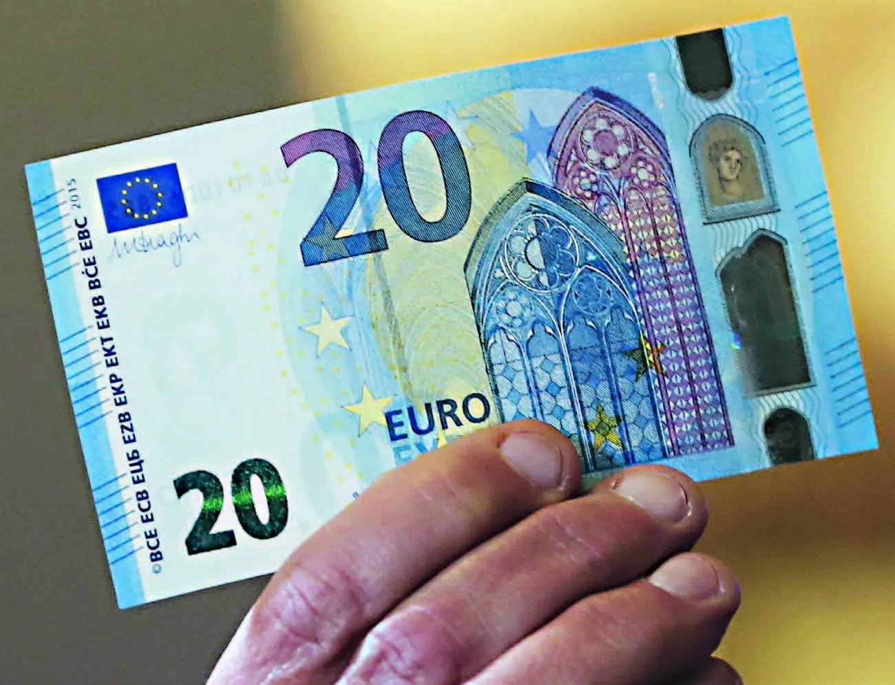 Come riconoscere una falsa banconota da 20 euro: i dettagli da osservare Come riconoscere una falsa banconota da 20 euro: i dettagli da osservare