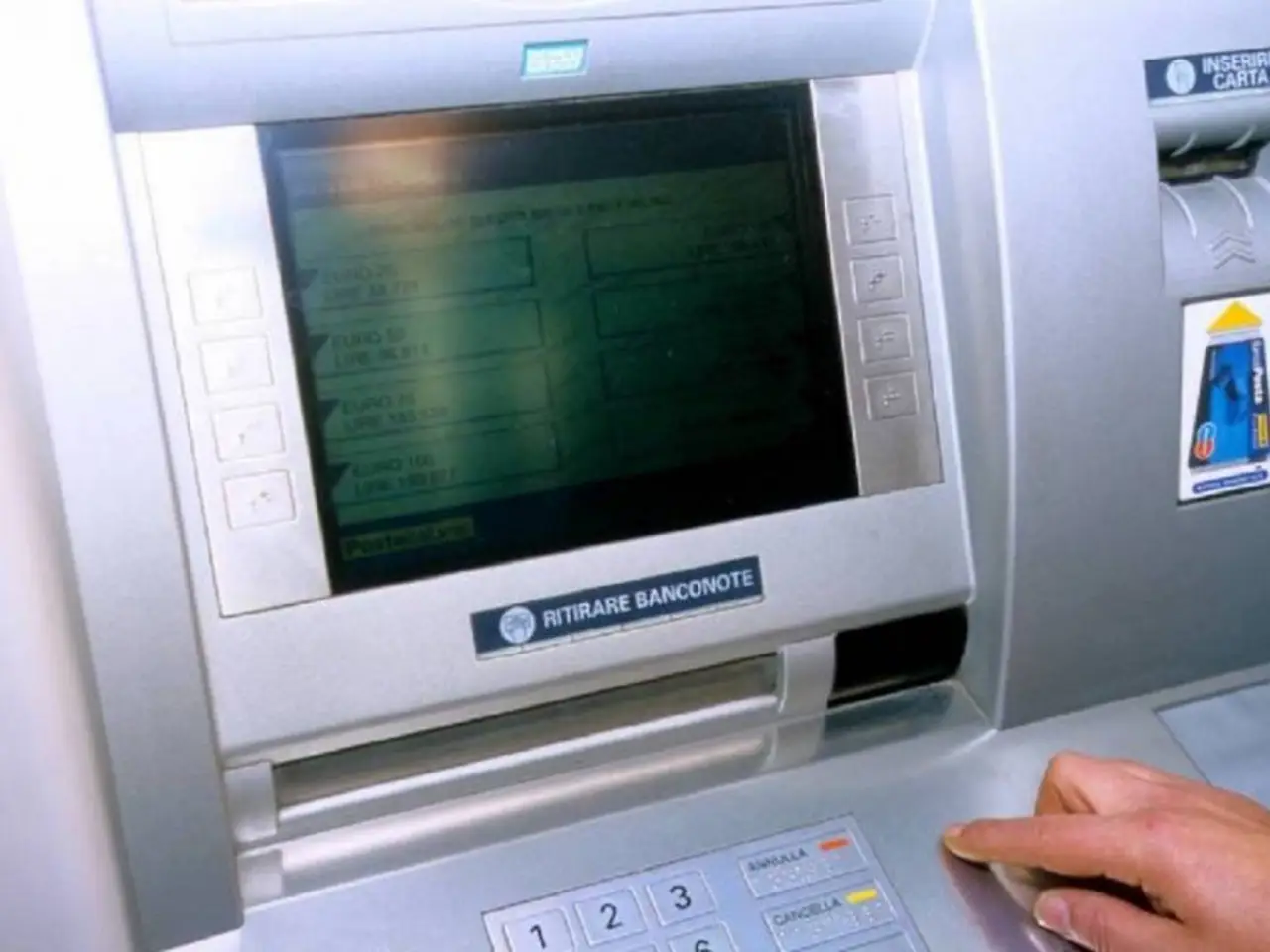 Cosa succede se versi più di 3000 euro in contanti sul tuo conto corrente Cosa succede se versi più di 3000 euro in contanti sul tuo conto corrente