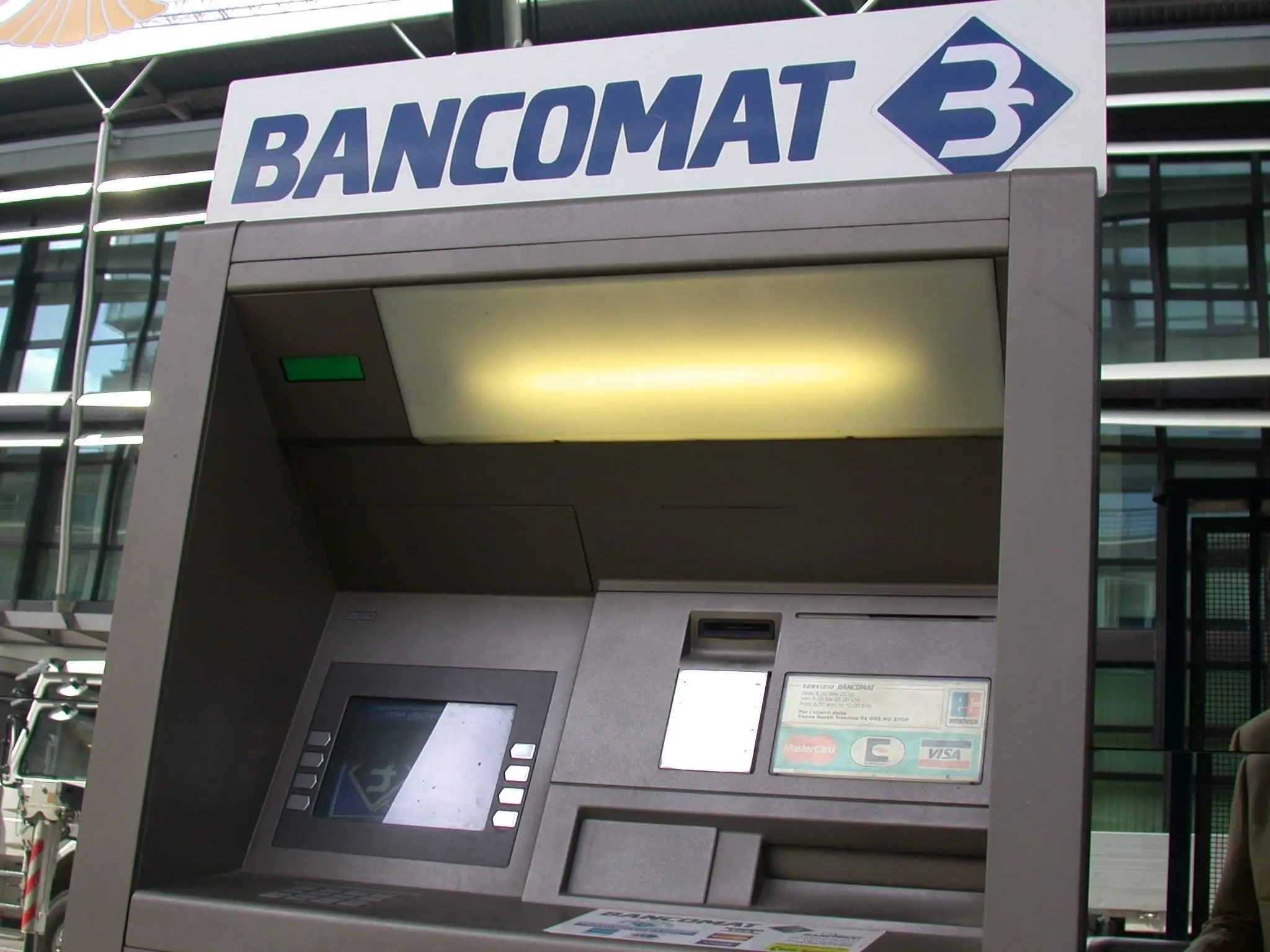 Attenzione ai prelievi dal bancomat all’estero: le commissioni che pochi conoscono Attenzione ai prelievi dal bancomat all’estero: le commissioni che pochi conoscono