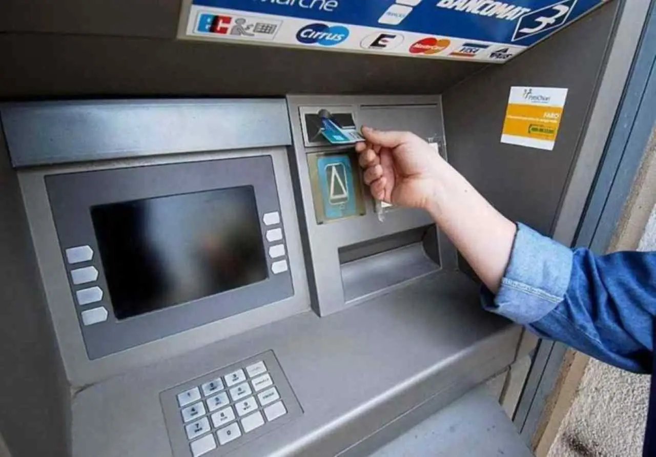Prelievi al bancomat all’estero: le commissioni nascoste che pochi conoscono e come evitarle Prelievi al bancomat all’estero: le commissioni nascoste che pochi conoscono e come evitarle