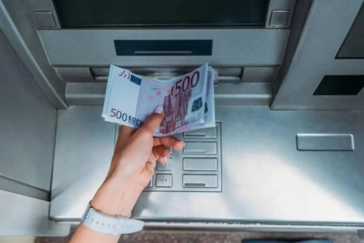 Prelievi al bancomat all’estero: le commissioni nascoste che pochi conoscono e come evitarle Prelievi al bancomat all’estero: le commissioni nascoste che pochi conoscono e come evitarle