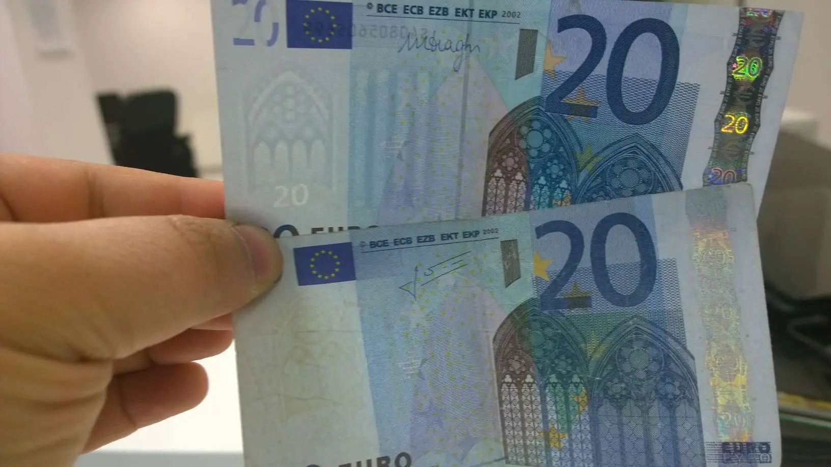 Allerta banconote false: ecco come riconoscere le banconote da 20 euro Allerta banconote false: ecco come riconoscere le banconote da 20 euro