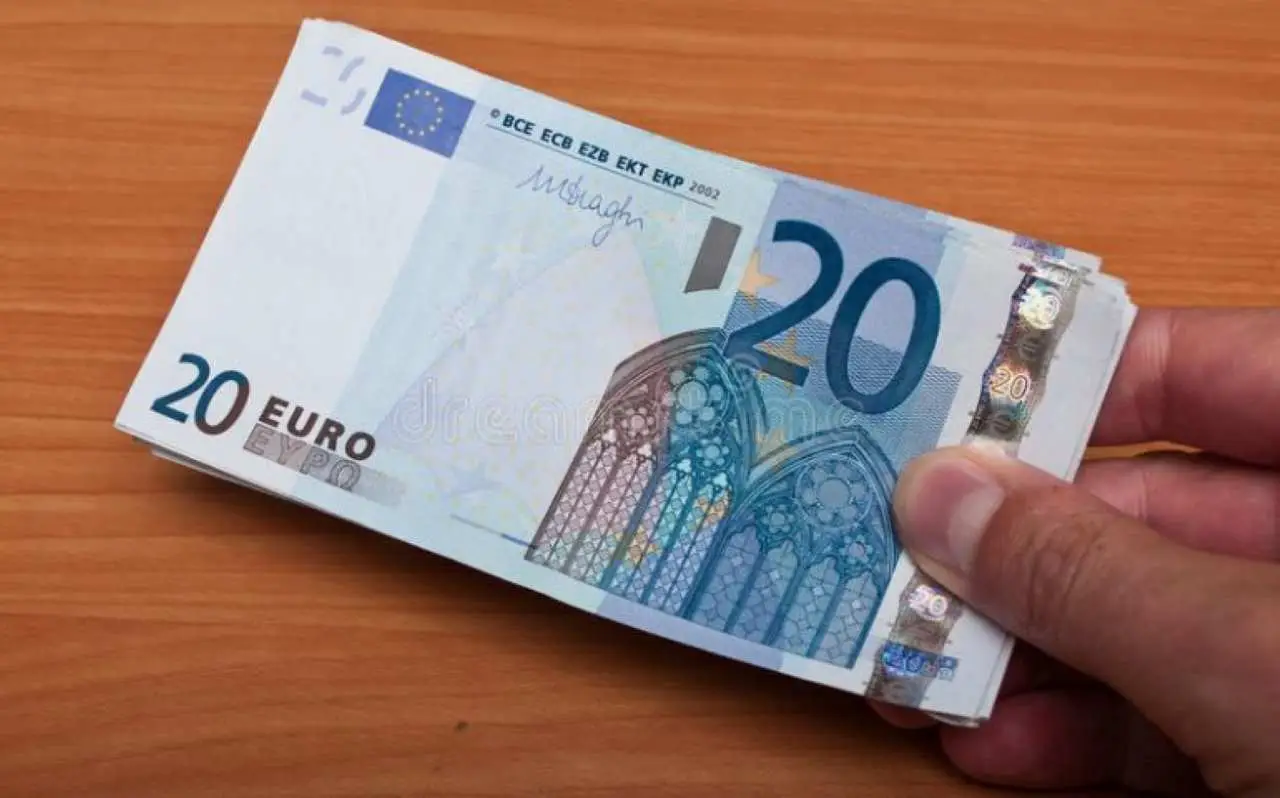 Allerta banconote false: ecco come riconoscere le banconote da 20 euro Allerta banconote false: ecco come riconoscere le banconote da 20 euro