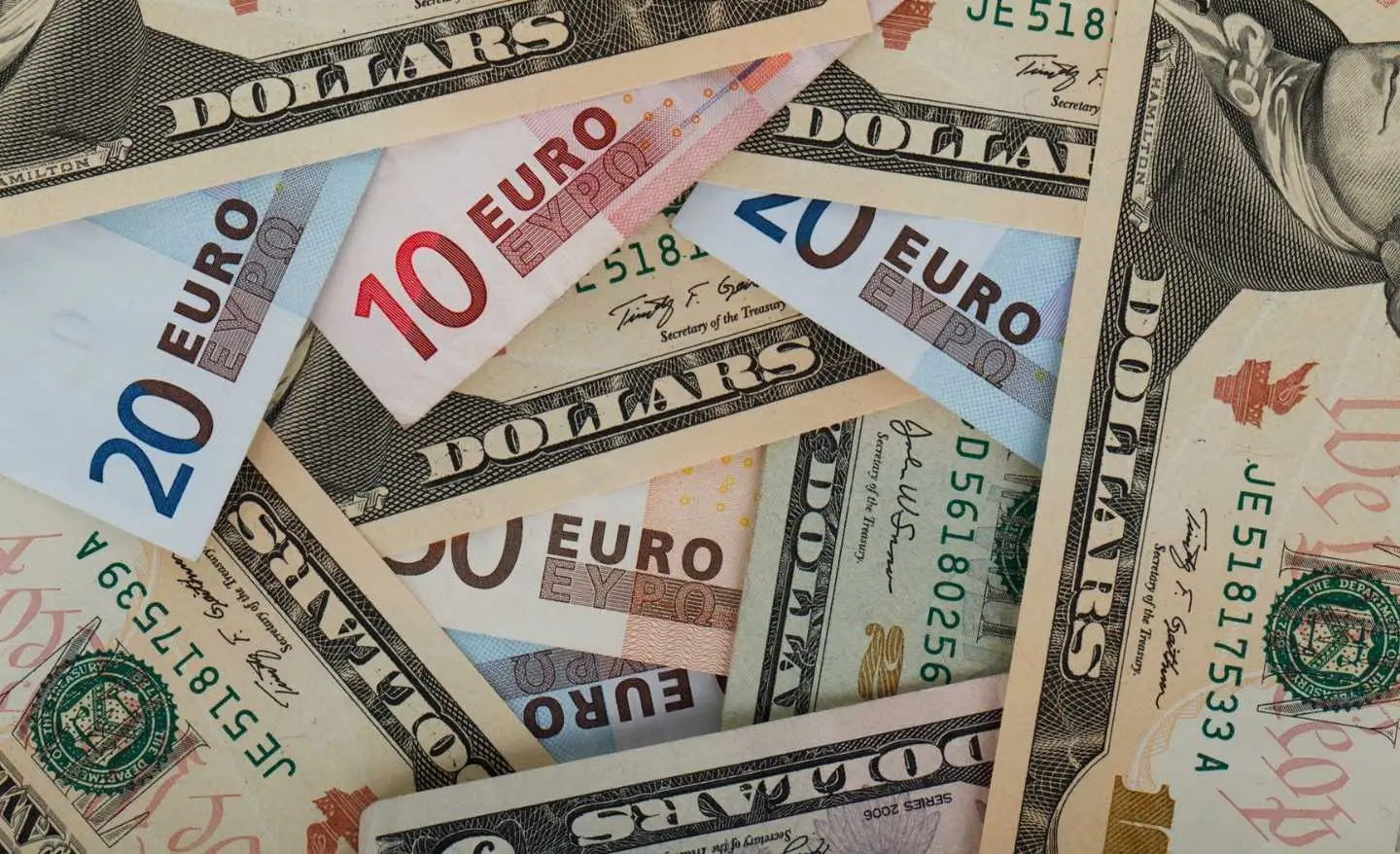 Hai trovato una banconota da 5 dollari? Ecco i dettagli che la rendono preziosa secondo la Federazione Numismatica Hai trovato una banconota da 5 dollari? Ecco i dettagli che la rendono preziosa secondo la Federazione Numismatica