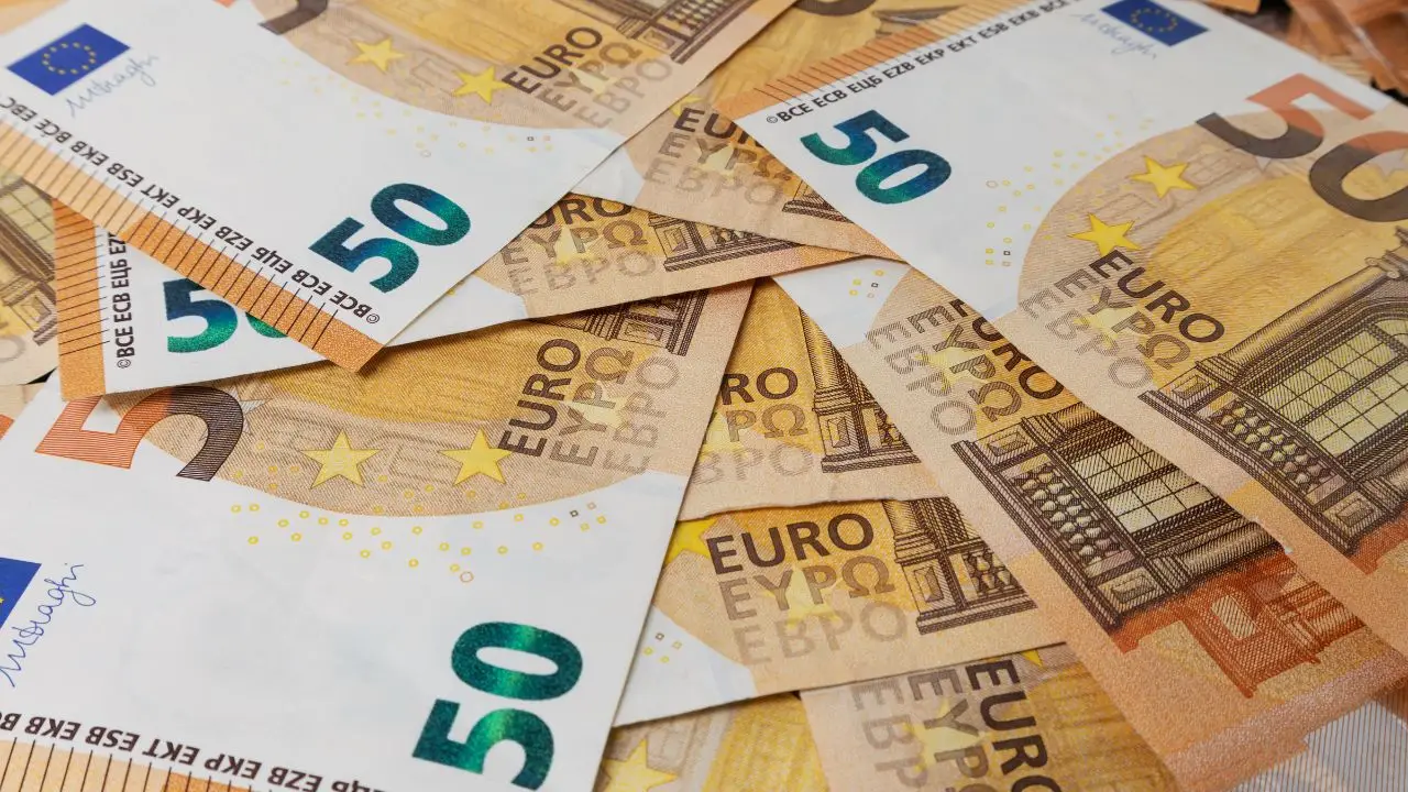 Banconote da 50 euro: l’allerta della Banca Centrale sulle nuove truffe nei supermercati Banconote da 50 euro: l’allerta della Banca Centrale sulle nuove truffe nei supermercati